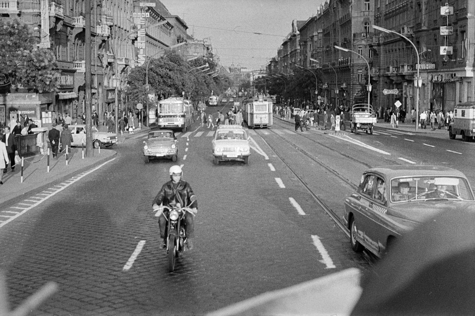 Magyarország, Budapest XIII.,Budapest V., Margit híd pesti hídfő a Jászai Mari térnél, szemben a Szent István körút., 1967, Bencseky Mátyás, forgalom, Wartburg 353, Budapest, Fortepan #289590