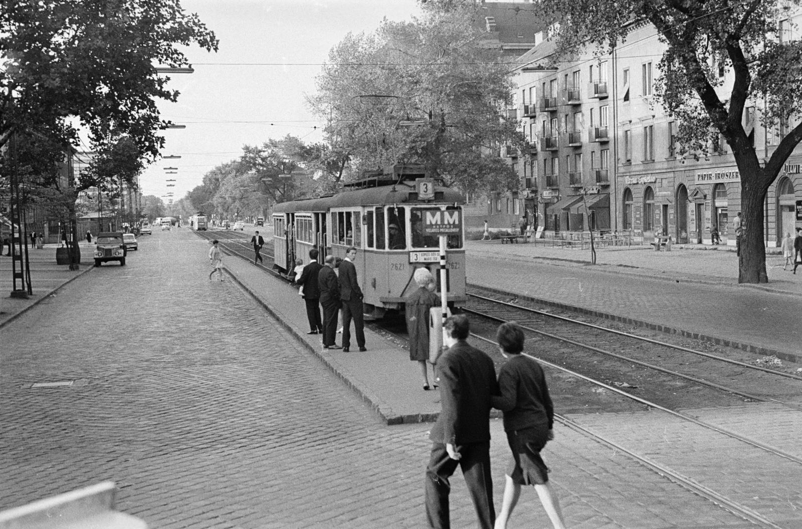 Hungary, Budapest XIII., Váci út, villamosmegálló a Süllő utcánál, távolabb a Róbert Károly körút kereszteződése., 1964, Bencseky Mátyás, Budapest, Fortepan #289595