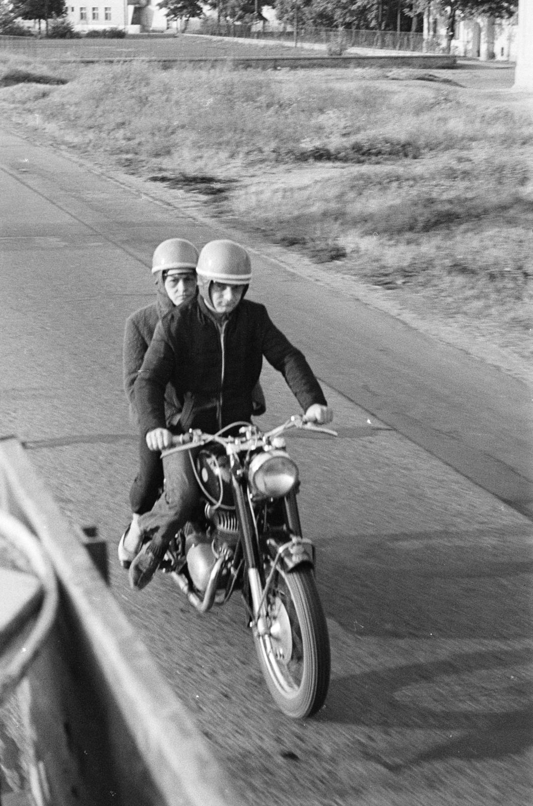 Hungary, Dunakeszi, a Fő út (2-es főút) a Béke utca közelében, háttérben az általános iskola (ma Dunakeszi Bárdos Lajos Általános Iskola)., 1964, Bencseky Mátyás, motorcycle, Fortepan #289596