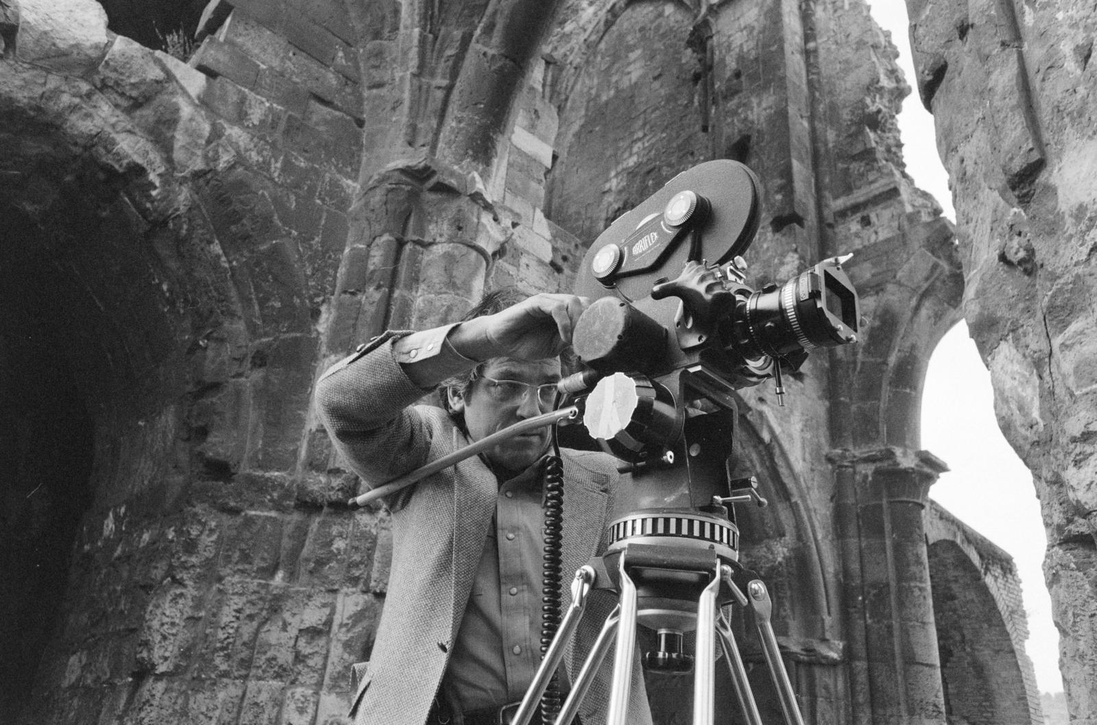 Magyarország, Zsámbék, filmfelvétel készítése a premontrei templom romjainál, Németh Attila operatőr., 1976, Bencseky Mátyás, filmkamera, Arriflex, Fortepan #289600
