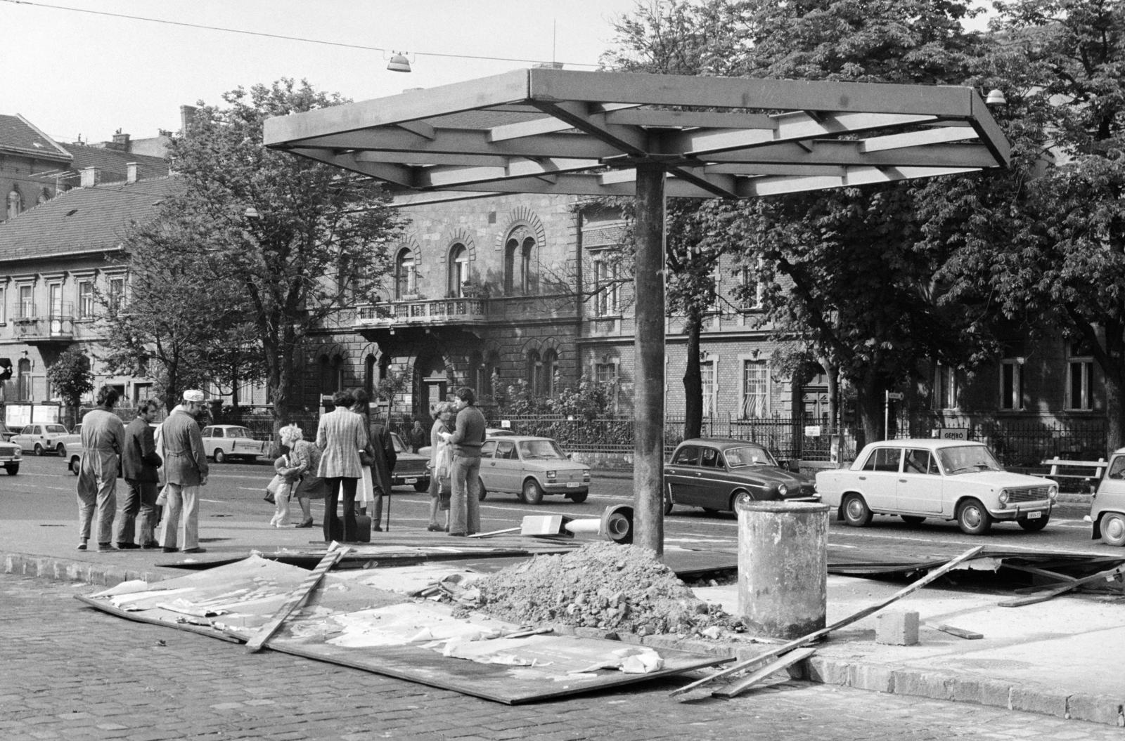 Hungary, Budapest XII., buszmegálló a Szél Kálmán (Moszkva) térnél. Hátterében az oszlop mögött a Széll Kálmán (Moszkva) tér 1-es számú épület, ettől balra a Krisztina körút 5.; 3. és 1. ház látható., 1977, Bencseky Mátyás, Budapest, waiting, passenger, Fortepan #289601