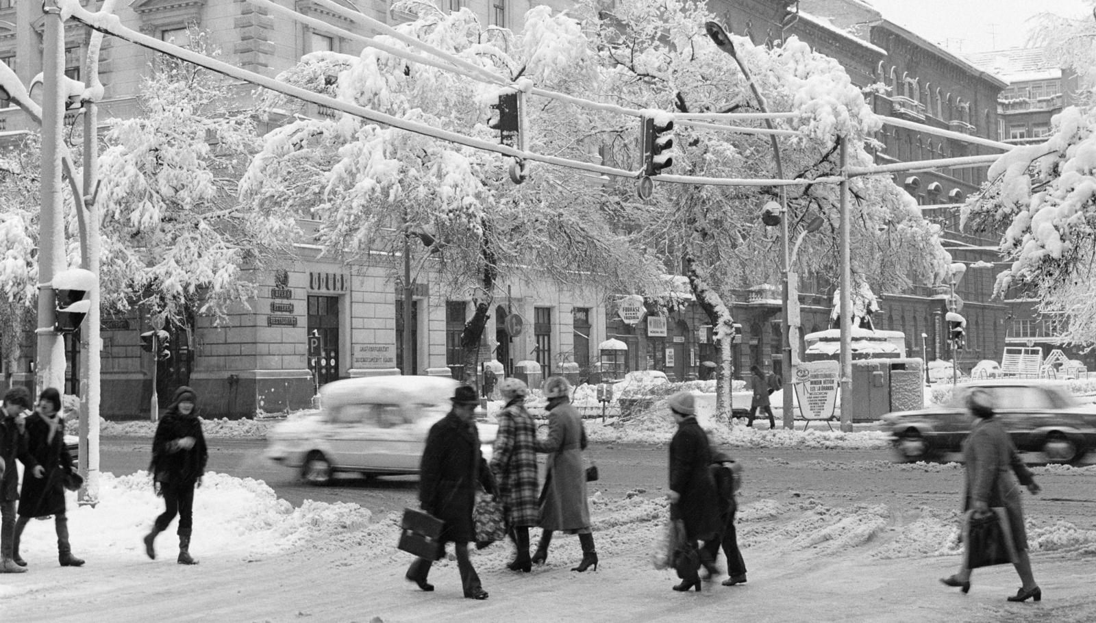 Hungary, Budapest VI., Liszt Ferenc tér, az Andrássy út (Népköztársaság útja) túloldalán a Jókai tér., 1983, Bencseky Mátyás, Budapest, Fortepan #289605