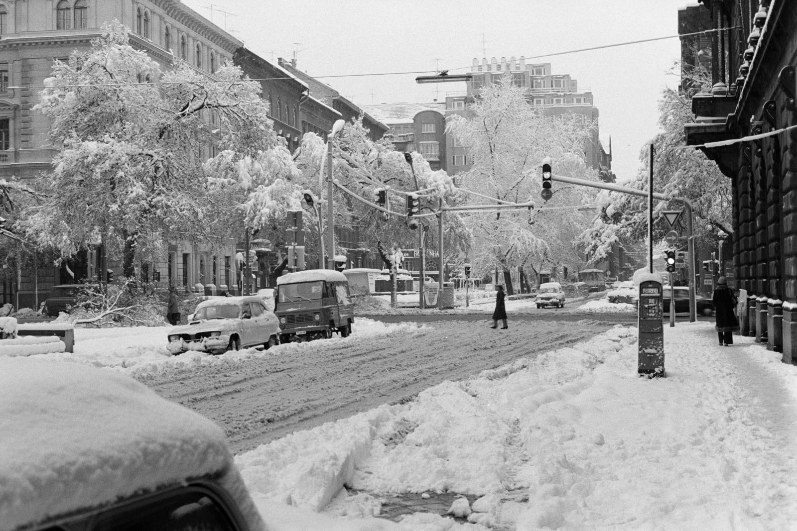 Magyarország, Budapest VI., Liszt Ferenc tér, az Andrássy út (Népköztársaság útja) túloldalán a Jókai tér., 1983, Bencseky Mátyás, Budapest, Fortepan #289606