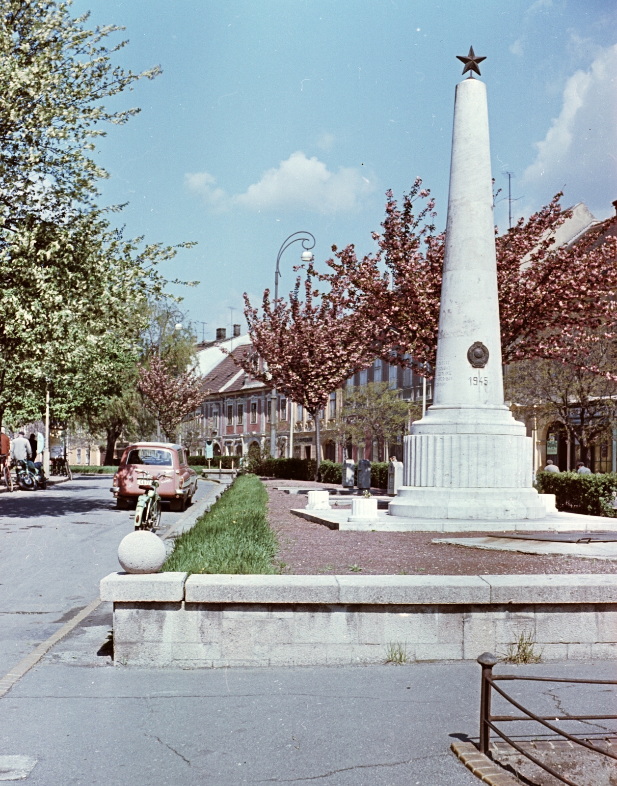 Hungary, Sopron, Kisvárkerület, szovjet emlékmű., 1964, Építésügyi Dokumentációs és Információs Központ, VÁTI, colorful, Gerrman brand, street view, Wartburg-brand, Red Star, Obelisk, Fortepan #28961