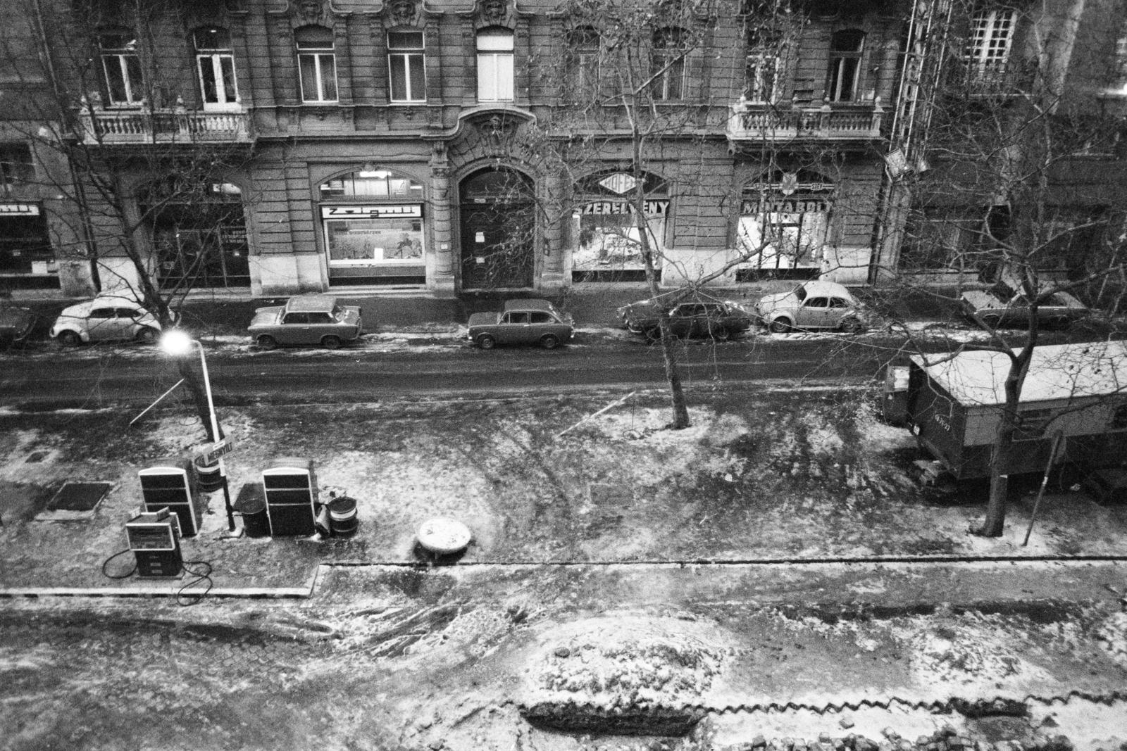 Hungary, Budapest VI., Liszt Ferenc tér, kilátás a 10-es számú épületből, a túloldalon a 4-es számú ház látható., 1984, Bencseky Mátyás, Budapest, Show window, street view, gas station, Fortepan #289611