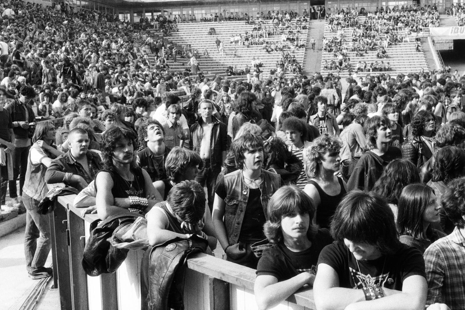 Hungary, Budapest XIV., Kisstadion, a felvétel a Pokolgép együttes koncertjén készült 1986. június 14-én., 1986, Bencseky Mátyás, Budapest, youth, audience, Fortepan #289612
