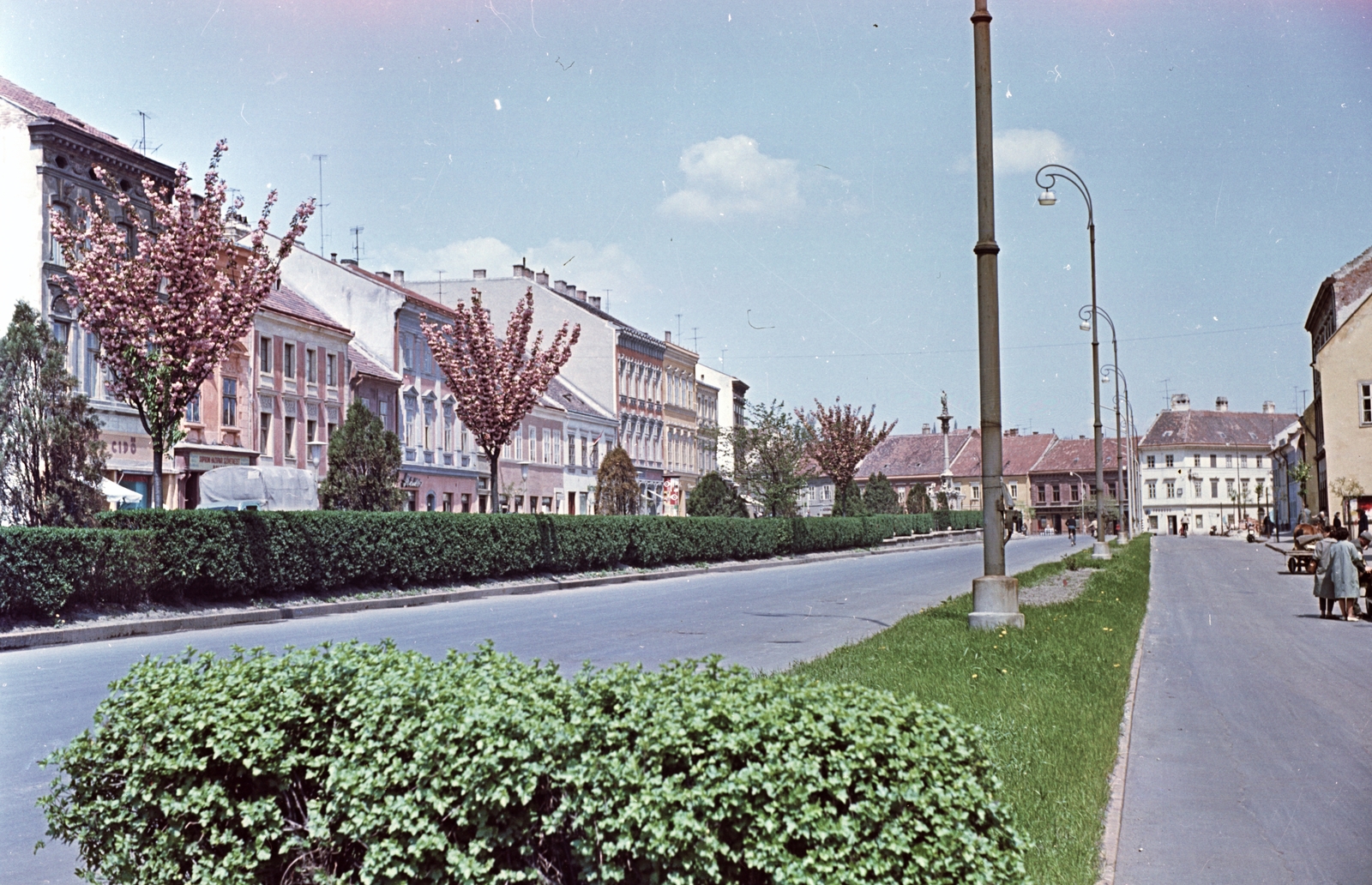 Hungary, Sopron, Várkerület (Lenin körút), távolban a Mária-oszlop., 1964, Építésügyi Dokumentációs és Információs Központ, VÁTI, colorful, street view, lamp post, Fortepan #28962