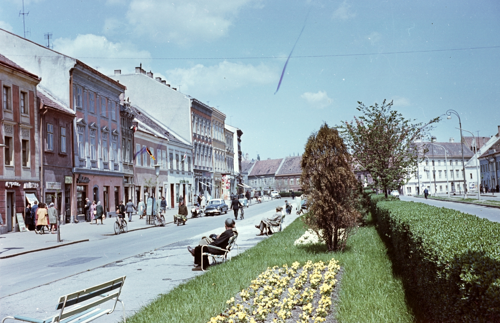 Hungary, Sopron, Várkerület (Lenin körút) az Árpád utca felől az Ikvahíd felé nézve., 1964, Építésügyi Dokumentációs és Információs Központ, VÁTI, bicycle, street furniture, colorful, pedestrian, street view, genre painting, ad pillar, flower, lamp post, bench, wheelbarrow, hedge, Fortepan #28964