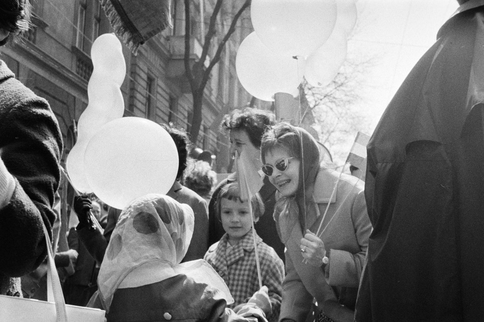 Magyarország, Budapest VII., Dózsa György út, május 1-i felvonulás résztvevői, háttérben a 13. számú épület látható., 1964, Bencseky Mátyás, Best of, léggömb, Budapest, Fortepan #289641