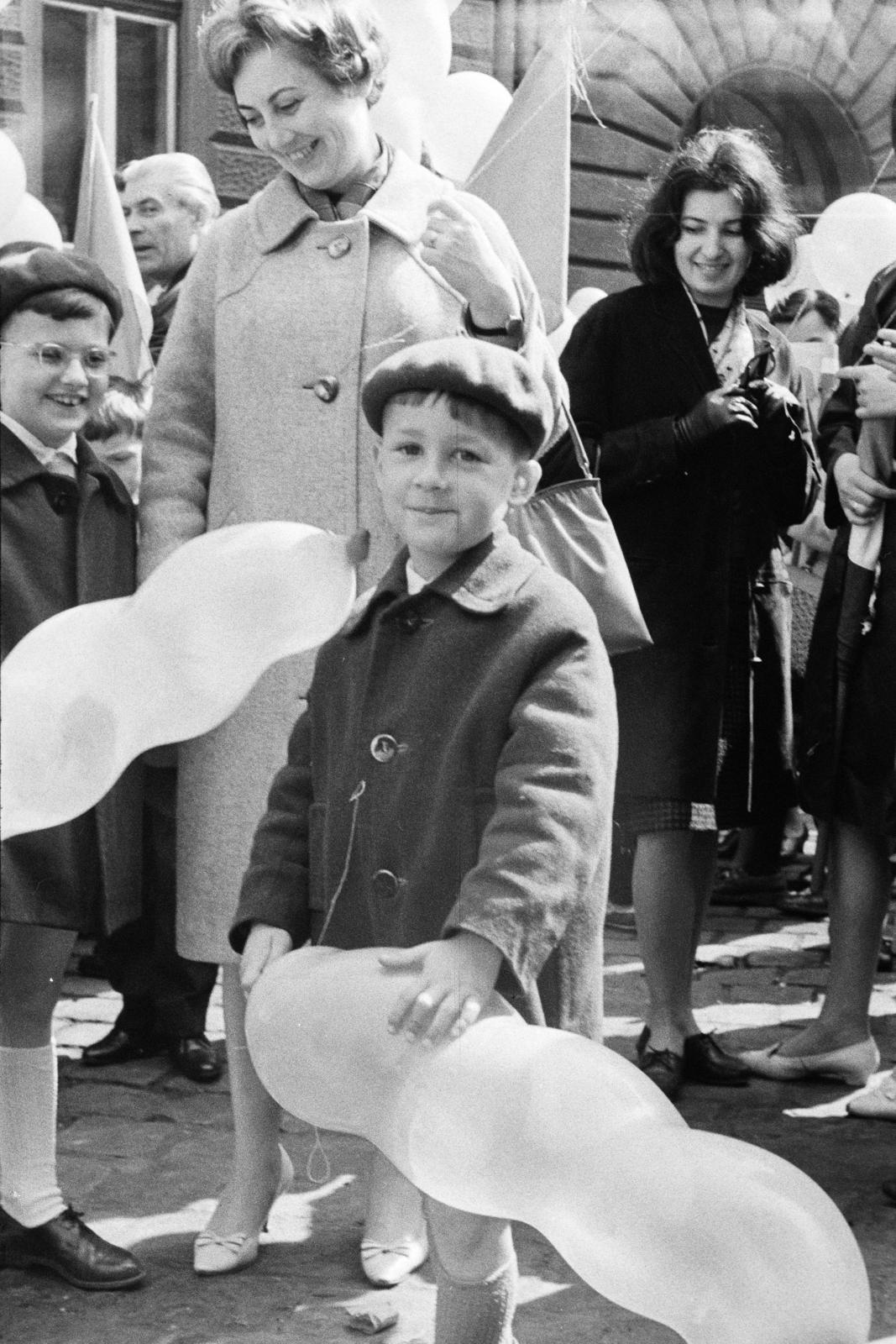 Hungary, Budapest VII., Dózsa György út, május 1-i felvonulás résztvevői a 15. számú épület előtt, háttérben jobbra a 13. számú ház látható., 1964, Bencseky Mátyás, Budapest, Fortepan #289642