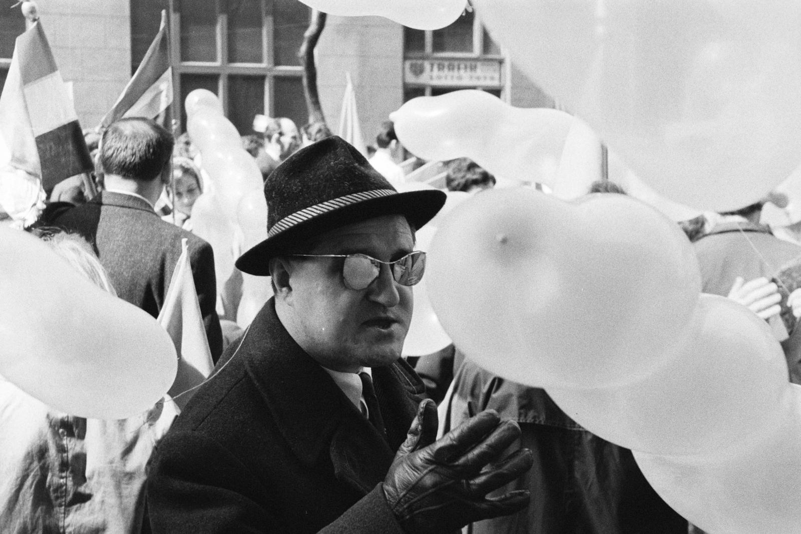 Magyarország, Budapest VII., Dózsa György út, május 1-i felvonulás résztvevői, háttérben a 38. számú épület látható., 1964, Bencseky Mátyás, Budapest, Fortepan #289643