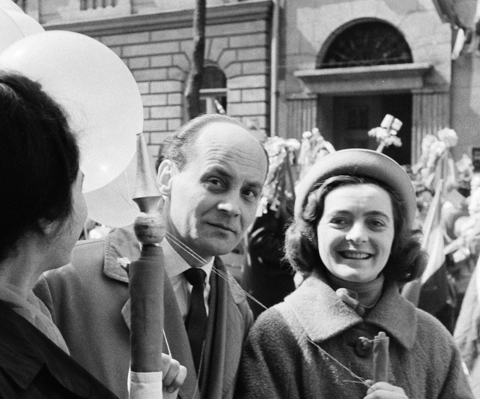 Magyarország, Budapest VII., Dózsa György út, május 1-i felvonulás résztvevői, háttérben a 36. és 38. számú épület látható., 1964, Bencseky Mátyás, Best of, léggömb, Budapest, Fortepan #289644
