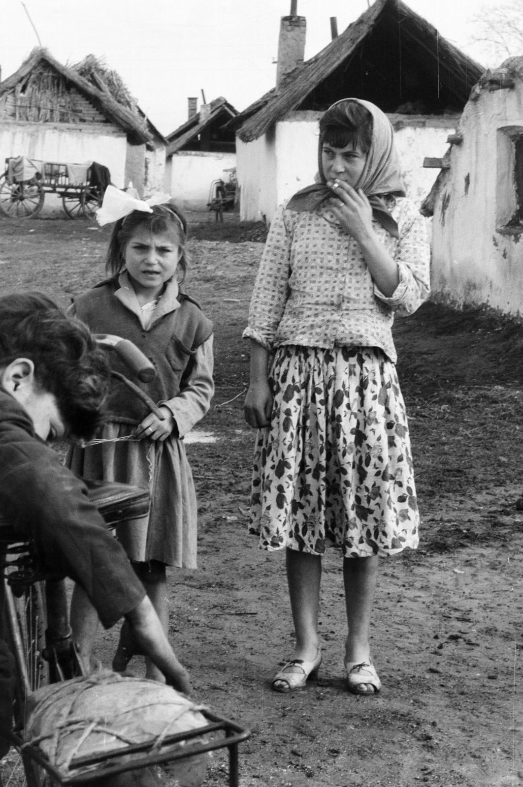 1971, Bencseky Mátyás, szoknya, dohányzás, gyerekek, fejkendő, Fortepan #289649