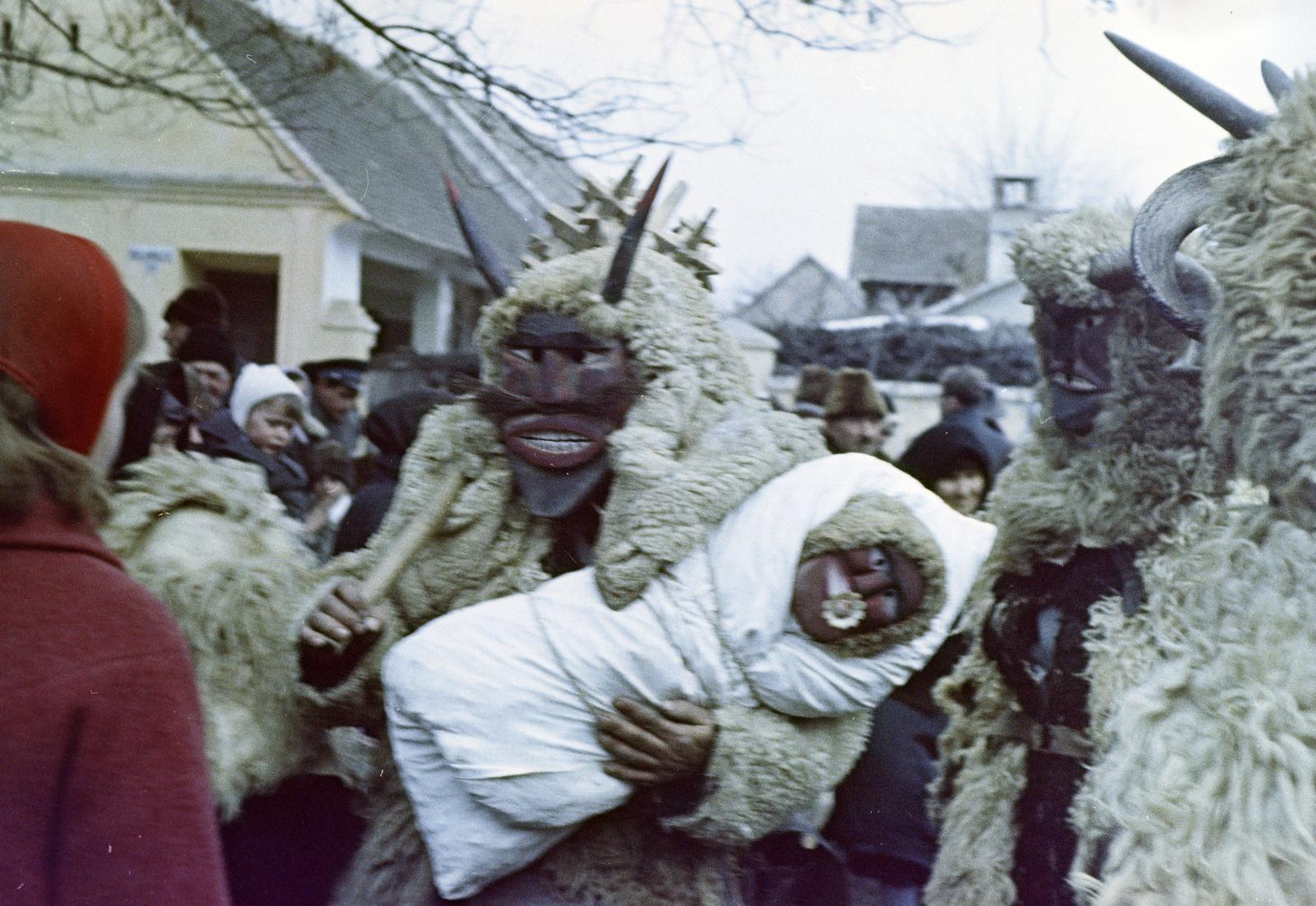 Hungary, Mohács, Kóló tér, busójárás idején., 1961, Bencseky Mátyás, Busó-walking, colorful, Fortepan #289652