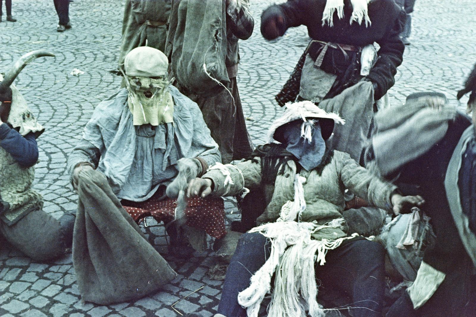 Hungary, Mohács, Széchenyi tér, busójárás idején., 1961, Bencseky Mátyás, Busó-walking, covering the face, colorful, Fortepan #289660