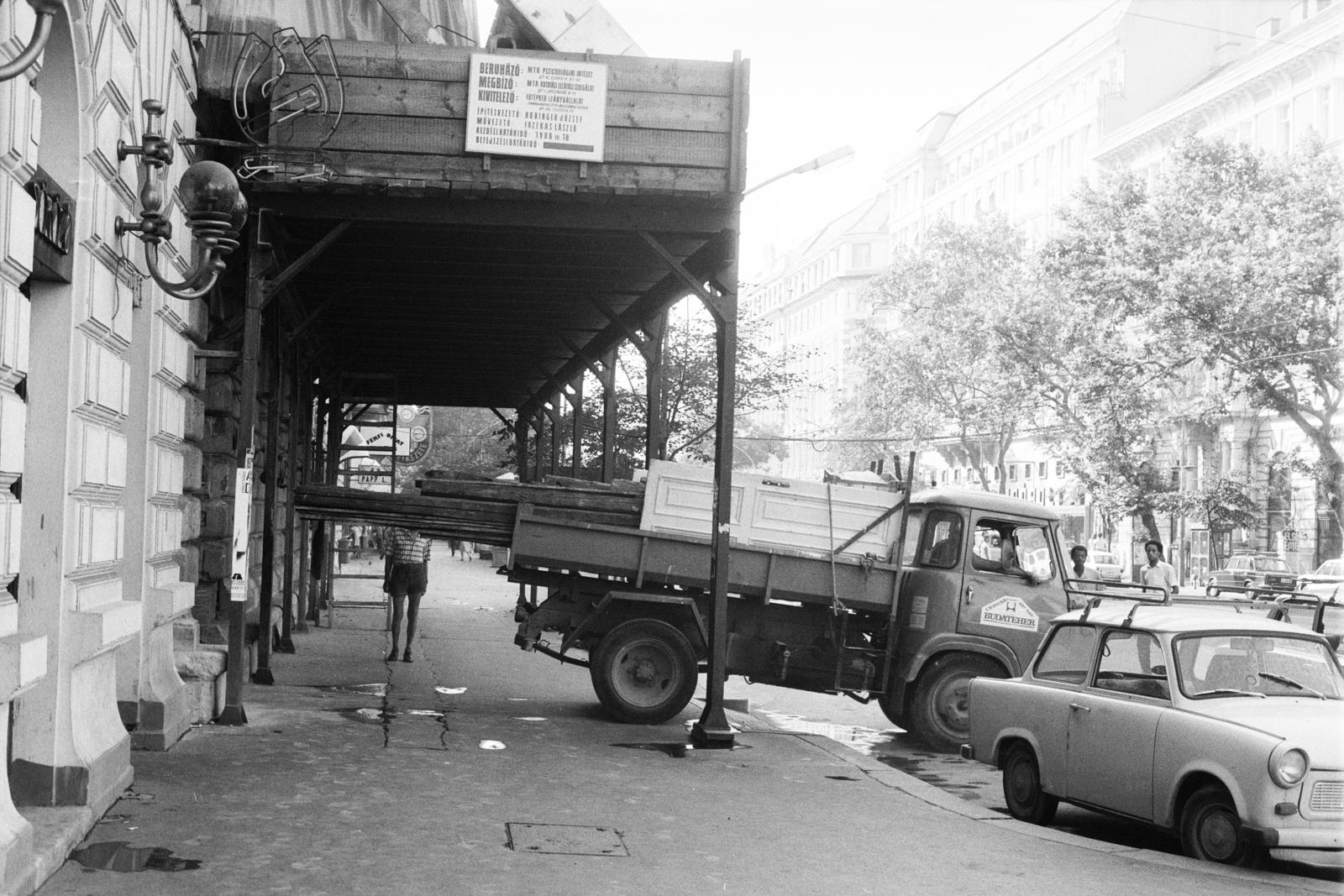 Hungary, Budapest VI., Teréz (Lenin) körút, a felvétel az Oktogon (November 7. tér) sarkán álló ház előtt készült. A kisteherautó a Központi Házasságkötő terem bejáratánál áll. A túloldalon a Dohnányi Ernő (Szófia) utca sarkán álló épületek láthatók., 1986, Bencseky Mátyás, neon sign, Budapest, Trabant-brand, Fortepan #289666