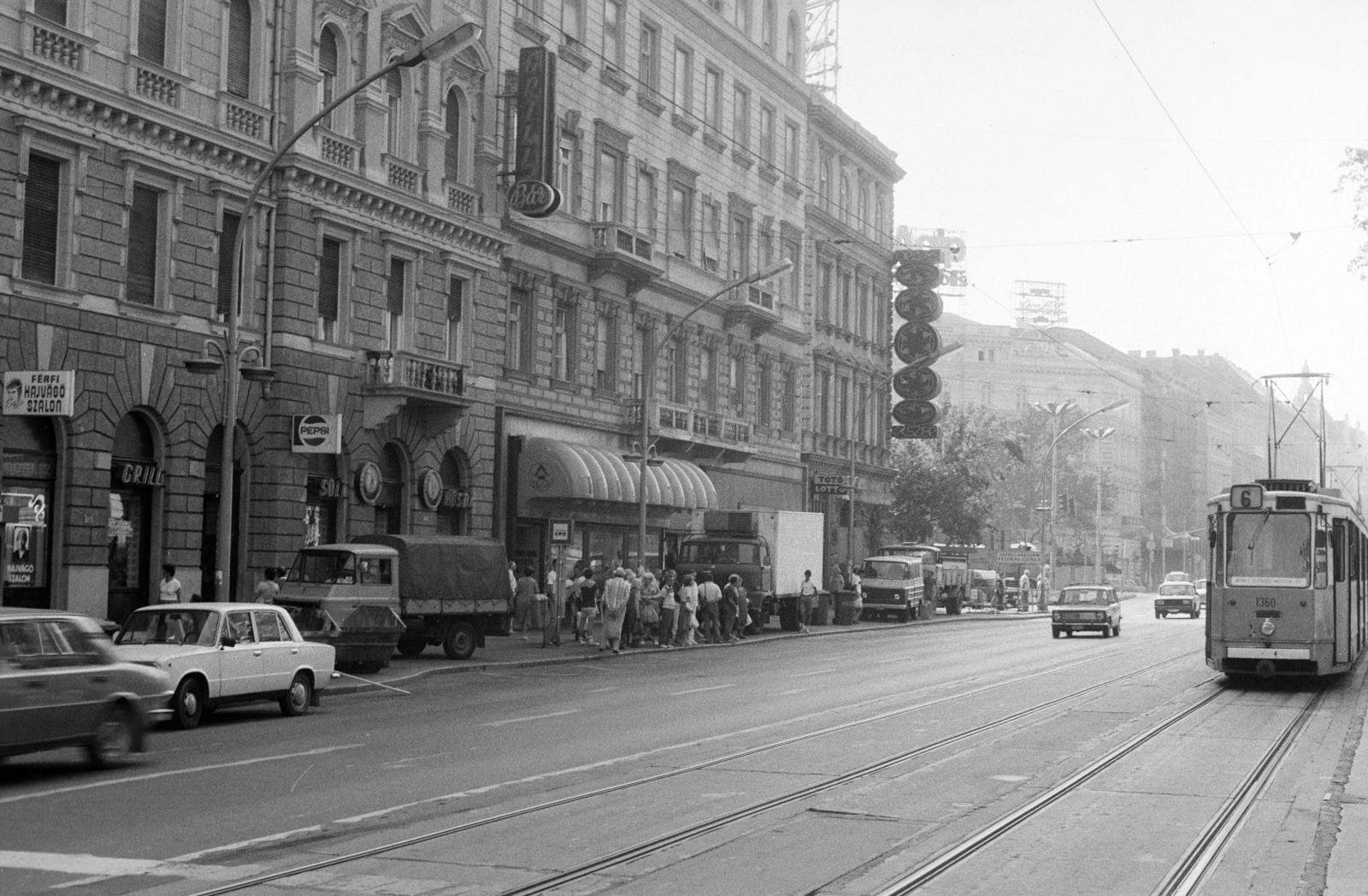 Hungary, Budapest VI., Teréz (Lenin) körút, a felvétel az Aradi utca - Oktogon (November 7. tér) közötti szakaszon készült., 1981, Bencseky Mátyás, Budapest, bus stop, Fortepan #289667