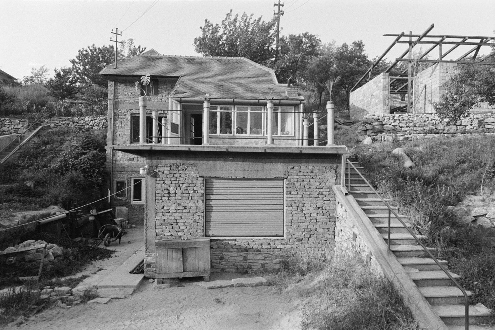 1970, Bencseky Mátyás, wheelbarrow, shutter, flight of stairs, house, Fortepan #289669