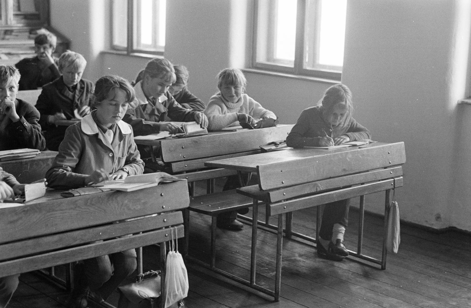 1970, Bencseky Mátyás, school desk, cloak, classroom, school, learning, Fortepan #289671