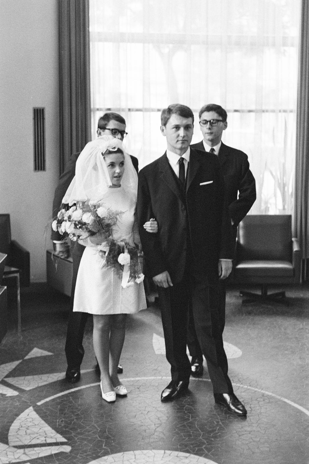 Hungary, Budapest V., Vértanúk tere (Ságvári tér) 1., 2. sz. Központi Házasságkötő Terem bejárati része., 1968, Bencseky Mátyás, Budapest, groom, bride, Fortepan #289675
