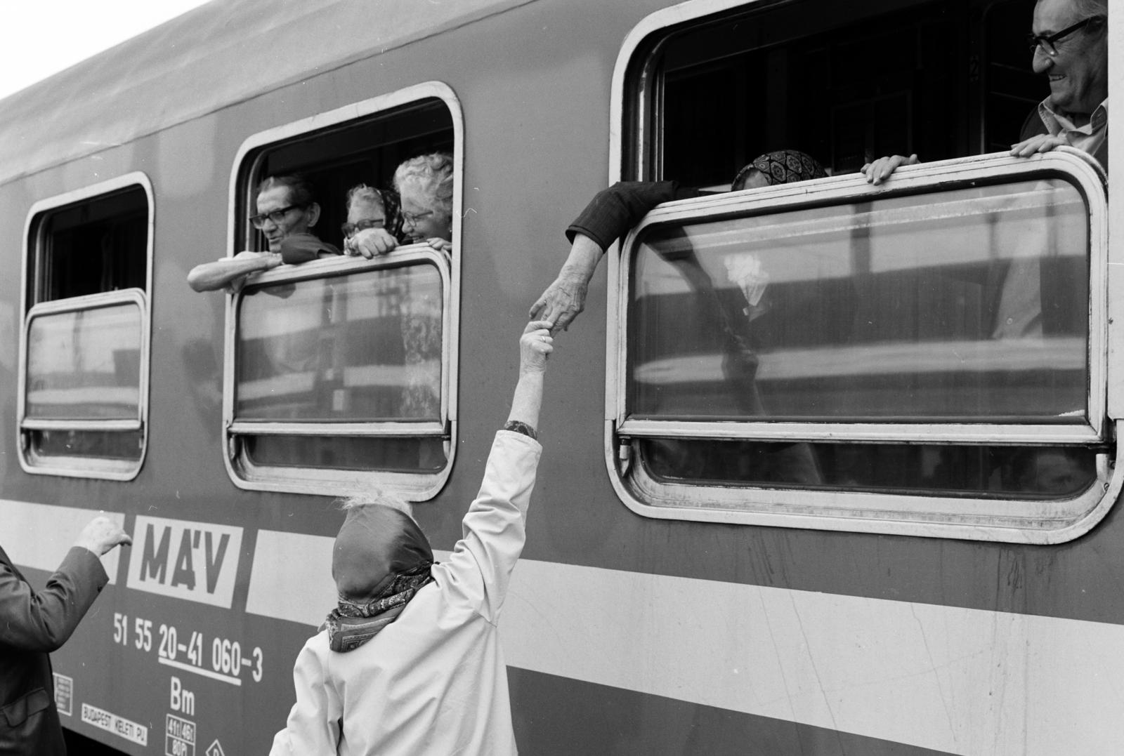 1980, Bencseky Mátyás, leaning out of the window, headscarf, hand, wave, Fortepan #289678