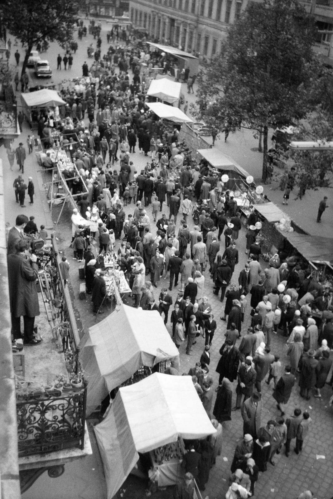 Magyarország, Budapest VI., Liszt Ferenc tér, kilátás a 10-es számú házból, a túloldalon a 7-es számú épület látható., 1966, Bencseky Mátyás, Budapest, Fortepan #289681