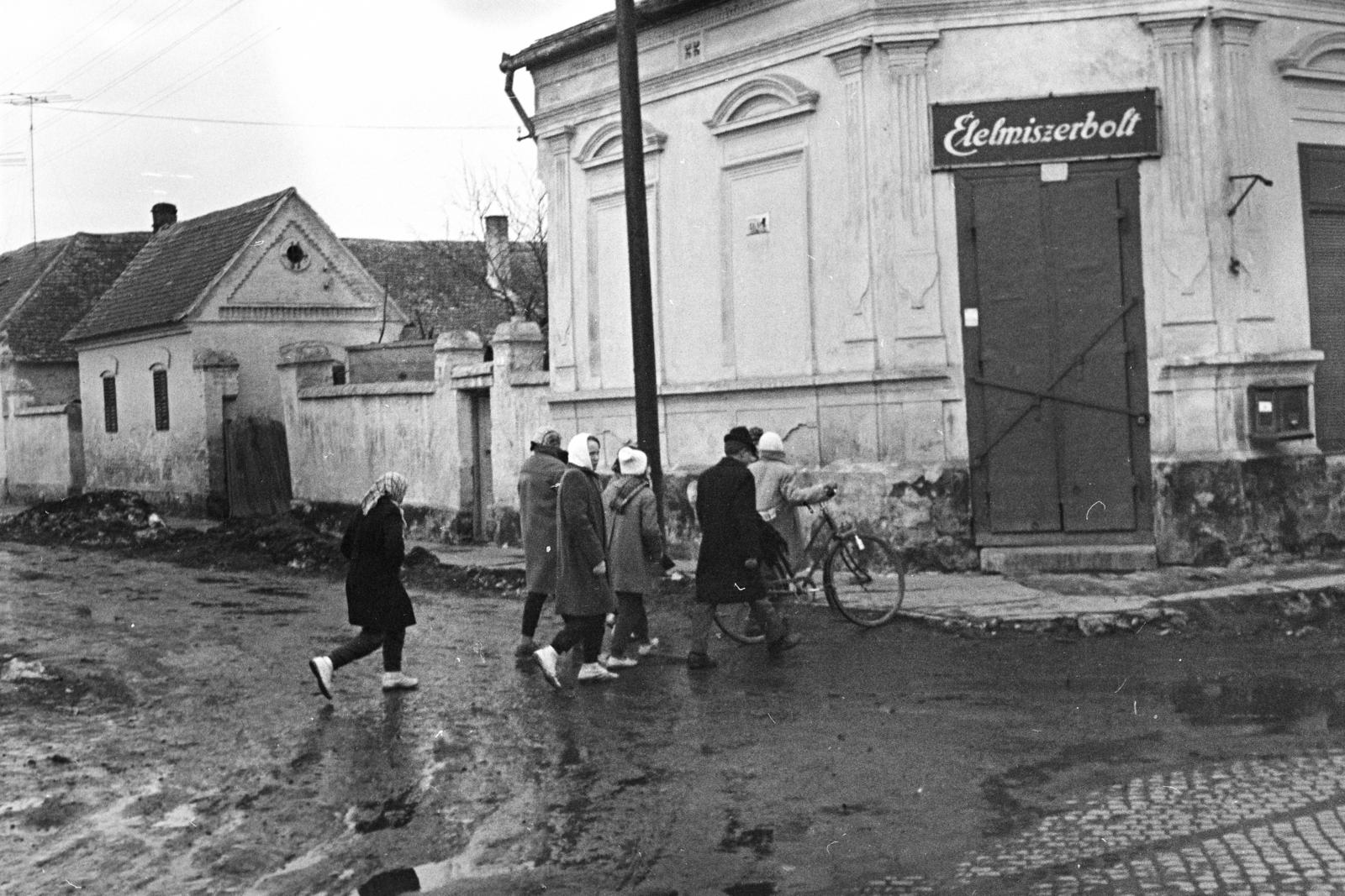 Hungary, Mohács, Jókai Mór utca, Élelmiszerbolt, balra a Baross (Terv) utca torkolata., 1962, Bencseky Mátyás, Fortepan #289685