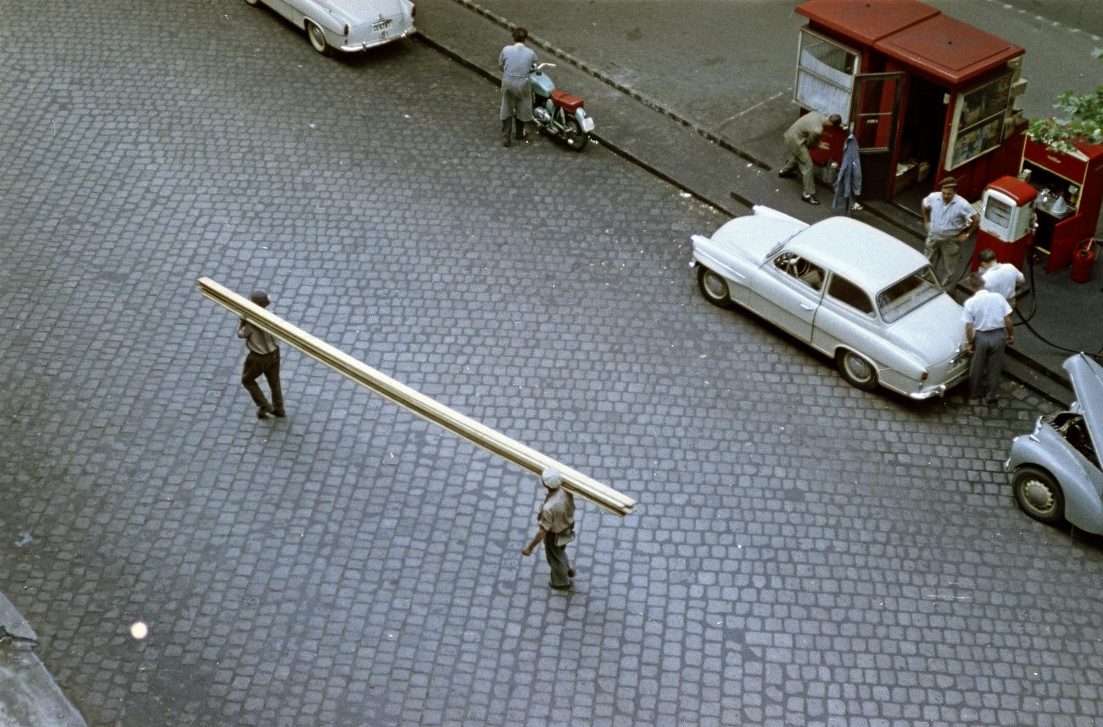 Magyarország, Budapest VI., Liszt Ferenc tér, kilátás a 10-es számú épületből., 1969, Bencseky Mátyás, Best of, Budapest, benzinkút, színes, Ásványolaj Forgalmi Vállalat, Csepel Pannonia TLT, felülnézet, Skoda Octavia, Fortepan #289691