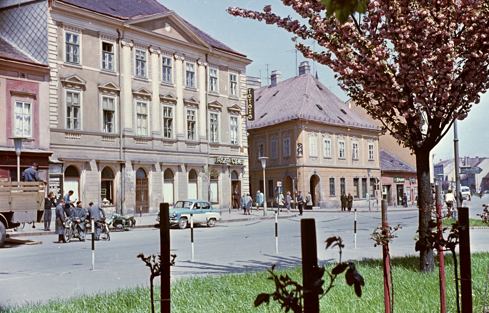 Hungary, Sopron, Várkerület (Lenin körút) a Hátsókapu torkolatánál., 1964, Építésügyi Dokumentációs és Információs Központ, VÁTI, bicycle, colorful, Soviet brand, motorcycle, road signs, pedestrian, street view, genre painting, Moskvitch-brand, cop, neon lights, Fortepan #28970