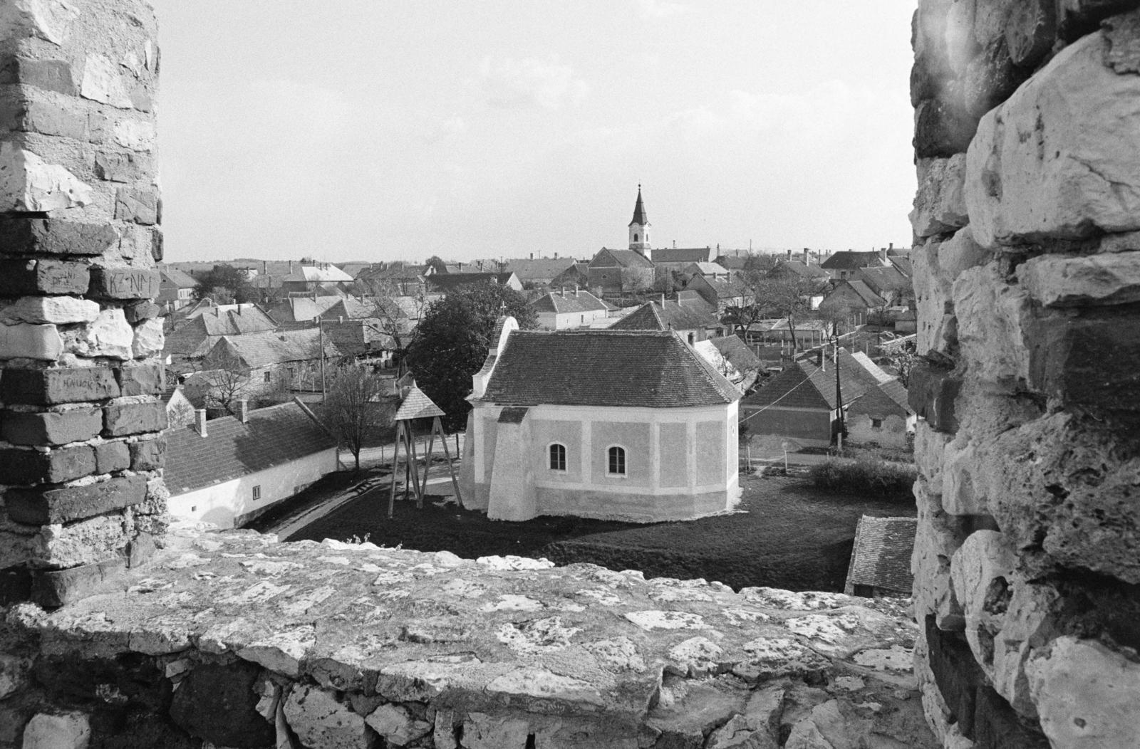 Magyarország, Nagyvázsony, kilátás a Kinizsi várból az evangélikus templom és harangláb felé, távolabb a református templom látható., 1975, Bencseky Mátyás, Fortepan #289704