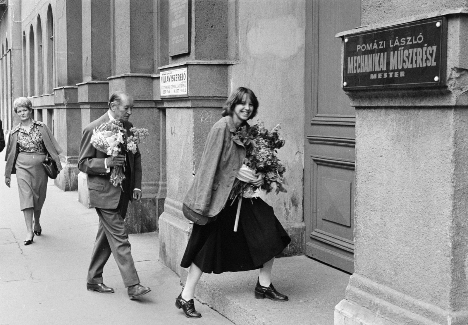 Magyarország, Budapest VI., a felvétel a Liszt Ferenc tér 10. számú ház kapujánál készült., 1979, Bencseky Mátyás, Budapest, kézben tartani, virágcsokor, Fortepan #289715