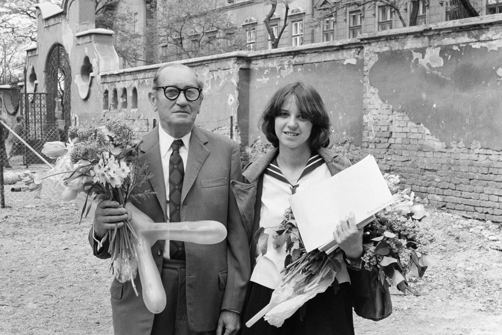 Hungary, Budapest VI., Munkácsy Mihály utca 26., a felvétel a Kölcsey Ferenc Gimnázium udvarán készült, ballagás alkalmával., 1979, Bencseky Mátyás, Budapest, bouquet, baloon, sailor blouse, Fortepan #289716