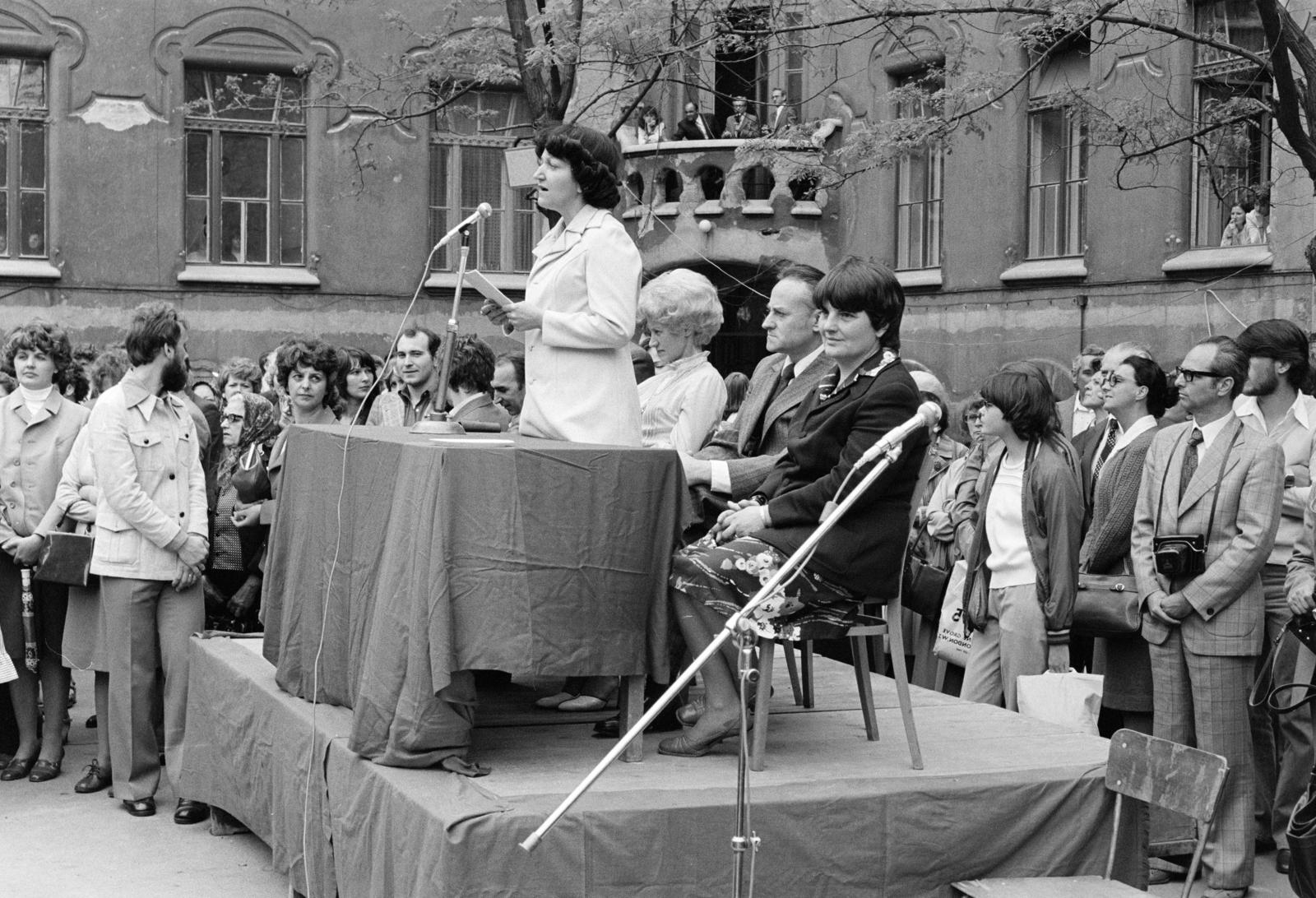 Magyarország, Budapest VI., Munkácsy Mihály utca 26., a felvétel a Kölcsey Ferenc Gimnázium udvarán készült, ballagás alkalmával., 1979, Bencseky Mátyás, Budapest, Fortepan #289718