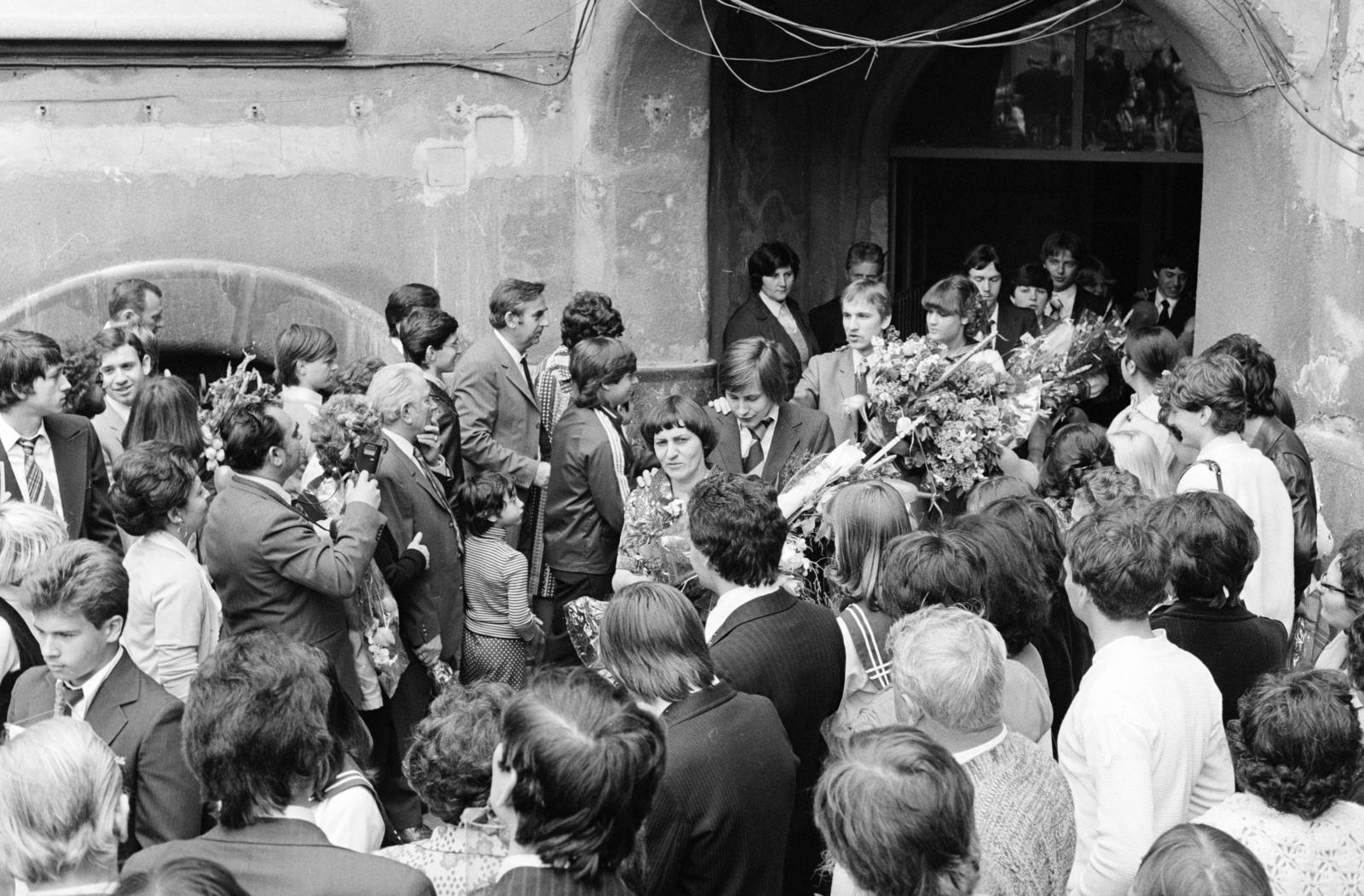 Magyarország, Budapest VI., Munkácsy Mihály utca 26., a felvétel a Kölcsey Ferenc Gimnázium udvarán készült, ballagás alkalmával., 1979, Bencseky Mátyás, ballagás, Budapest, Fortepan #289719