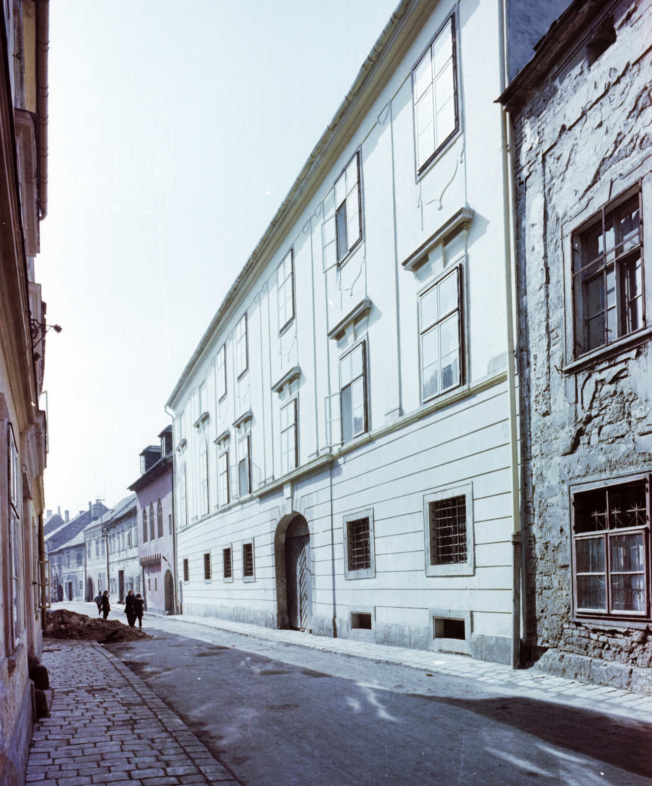 Hungary, Sopron, Új utca a Fő (Beloiannisz) tér felől, jobbra a 14. számú ház., 1964, Építésügyi Dokumentációs és Információs Központ, VÁTI, colorful, street view, Fortepan #28972