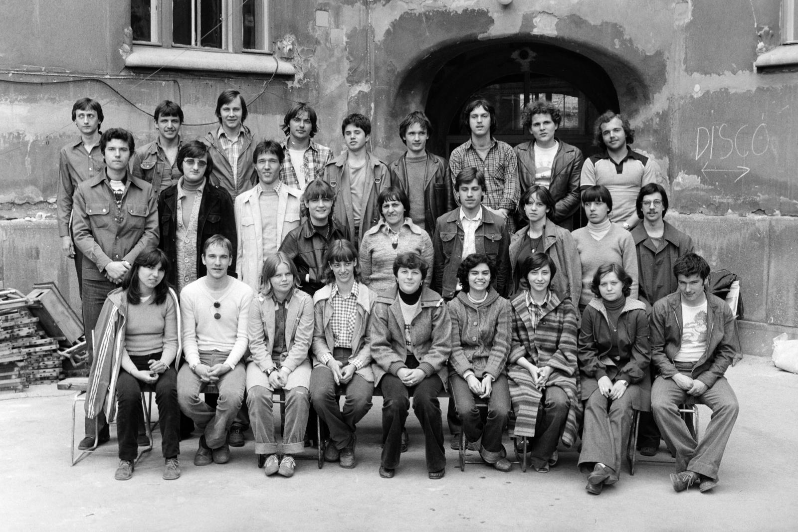 Magyarország, Budapest VI., Munkácsy Mihály utca 26., a Kölcsey Ferenc Gimnázium udvara, csoportkép a IV./D osztály diákjairól., 1979, Bencseky Mátyás, Budapest, Fortepan #289720