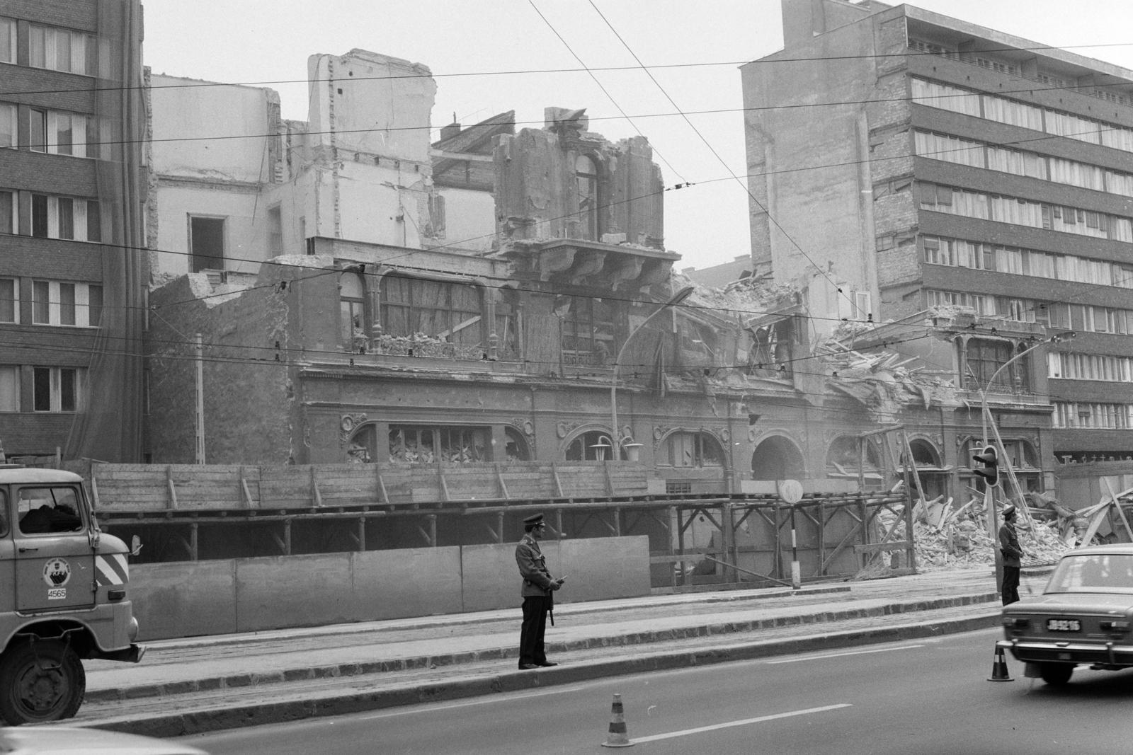 Hungary, Budapest VII., a Károly (Tanács) körút 9. számú ház bontása., 1979, Bencseky Mátyás, Budapest, FKFV-organisation, demolition, site constraints, cop, Győző Czigler-design, Fortepan #289721