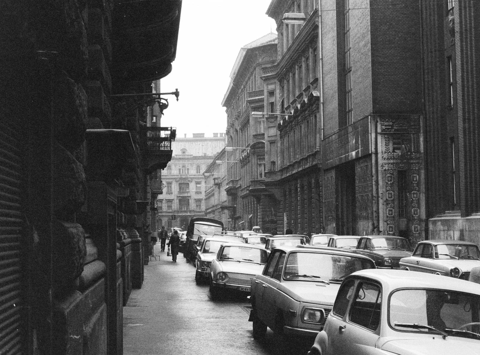 Hungary, Budapest VIII., Vas utca, jobbra a 9-11. szám alatti, Széchenyi István Gyakorló Kereskedelmi Szakközépiskola, korábban Gróf Széchenyi István Felső Kereskedelmi Fiúiskola, majd BGSZC Széchenyi István Kereskedelmi Technikum (építette Lajta Béla)., 1981, Bencseky Mátyás, Budapest, Fortepan #289726