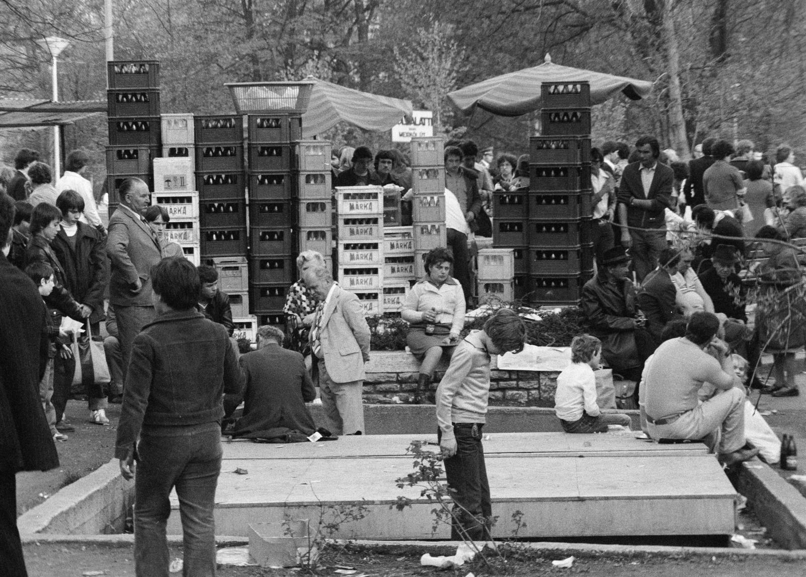 Hungary, Budapest XIV., a felvétel a Széchenyi fürdő előtt, a Millenniumi Földalatti Vasút megállójához vezető lejáró közelében készült., 1981, Bencseky Mátyás, Budapest, crate, Márka-brand, Fortepan #289728