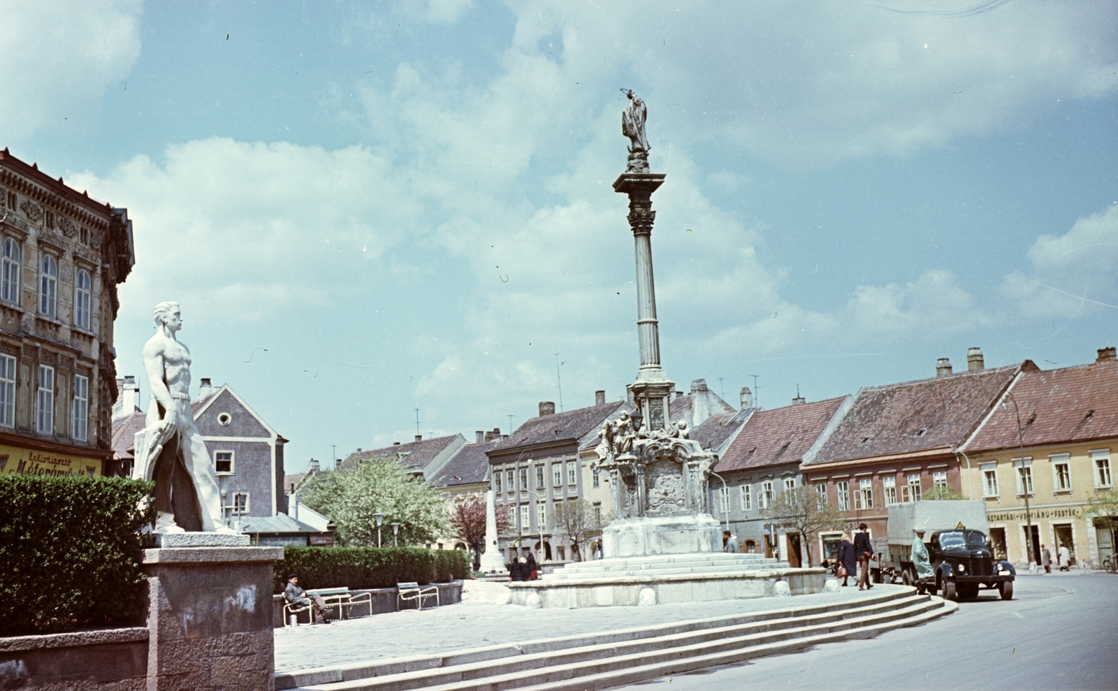 Hungary, Sopron, Várkerület (Lenin körút), Mária-oszlop, balra a Munkás szobor., 1964, Építésügyi Dokumentációs és Információs Központ, VÁTI, colorful, Soviet brand, sculpture, commercial vehicle, street view, genre painting, Obelisk, pillar, Fortepan #28973
