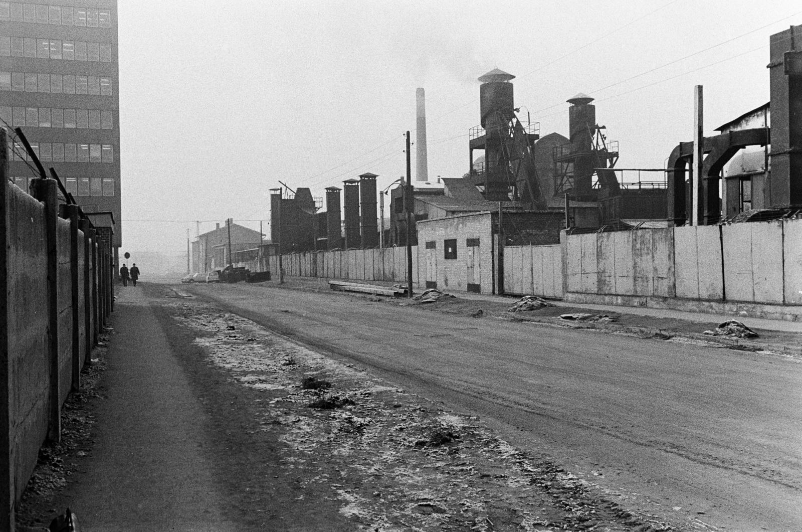 Magyarország, Budapest X., Noszlopy utca, jobbra a 2 - 6. szám alatt a KÖSZIG V. Budapesti Szigetelőanyaggyára., 1971, Bencseky Mátyás, Budapest, Fortepan #289732