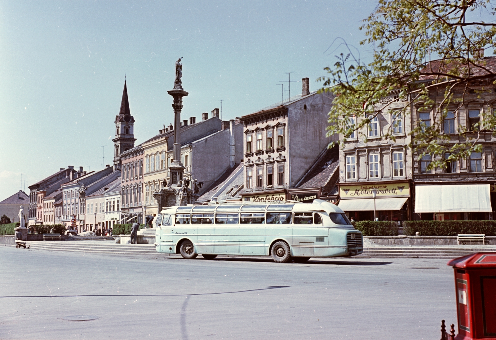 Hungary, Sopron, Várkerület (Lenin körút), középen a Mária-oszlop, háttérben a Szent György-templom tornya. Ikarus 55 autóbusz., 1964, Építésügyi Dokumentációs és Információs Központ, VÁTI, colorful, Hungarian brand, Ikarus-brand, Fortepan #28974