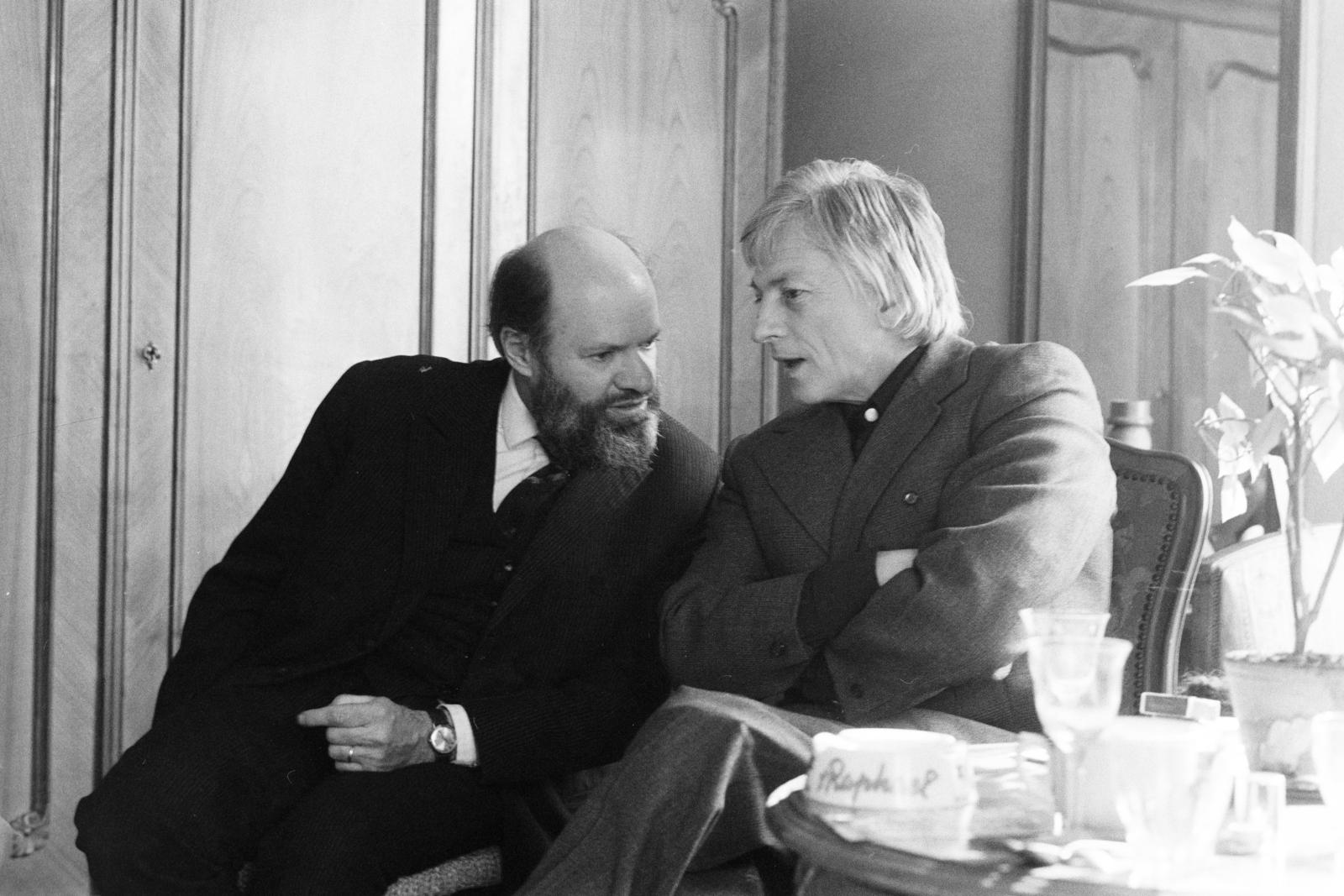 Magyarország, Schéner Mihály festő, grafikus, szobrász, keramikus, bábtervező és Nagy László költő., 1974, Bencseky Mátyás, karba tett kéz, beszélgetés, híres ember, Fortepan #289742