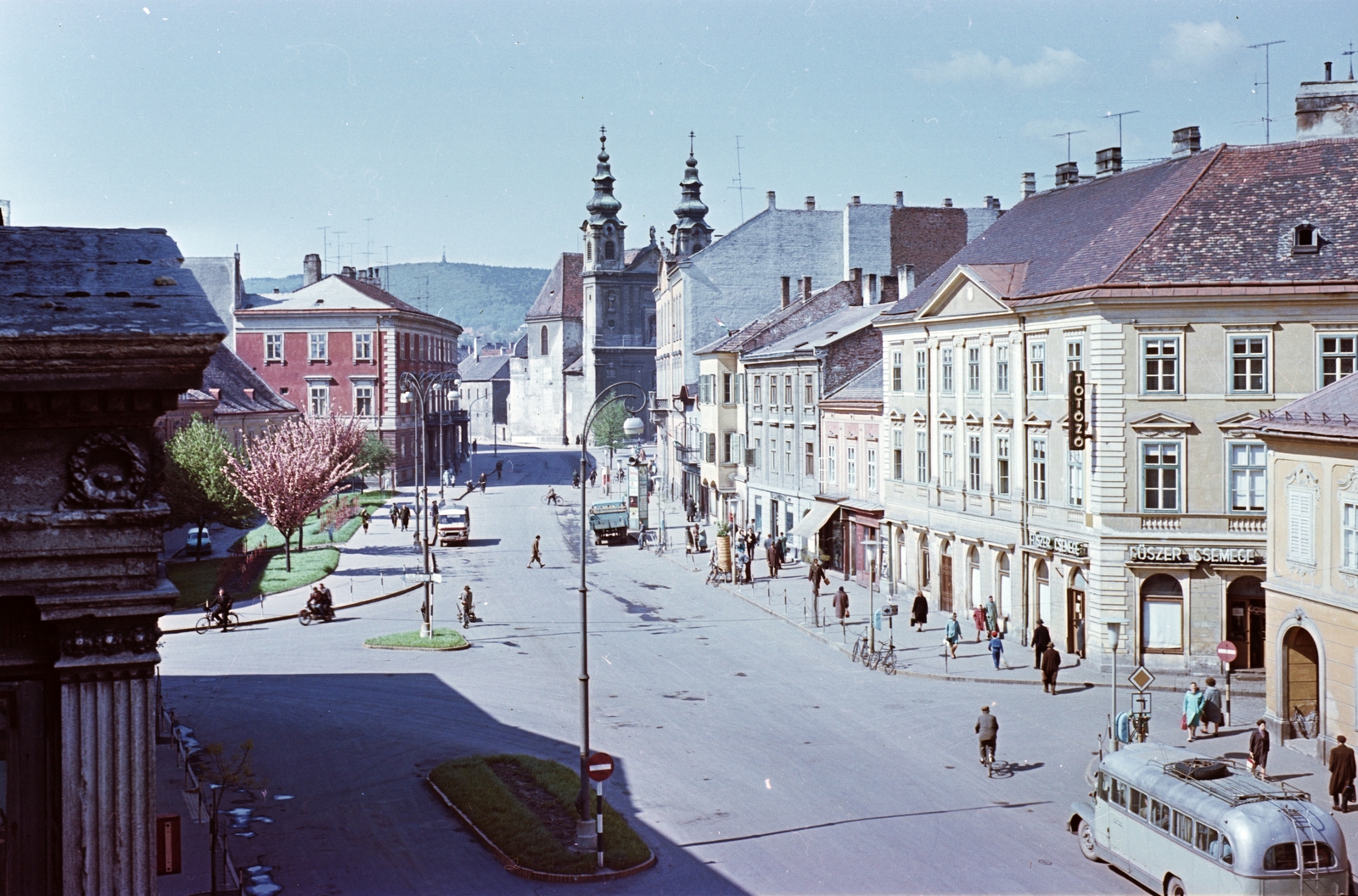 Hungary, Sopron, Várkerület (Lenin körút) a Széchenyi tér irányában, háttérben a Domonkos templom., 1964, Építésügyi Dokumentációs és Információs Központ, VÁTI, church, colorful, bus, grocery store, street view, Zuk-brand, Baroque-style, Polish brand, Dominican Order, Fortepan #28975