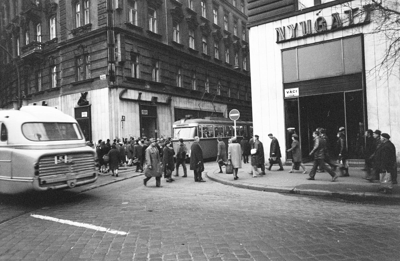 Magyarország, Budapest XIII., Váci út, szemben a Kádár utca., 1973, Bencseky Mátyás, Budapest, járókelő, villamos, útkereszteződés, Fortepan #289755