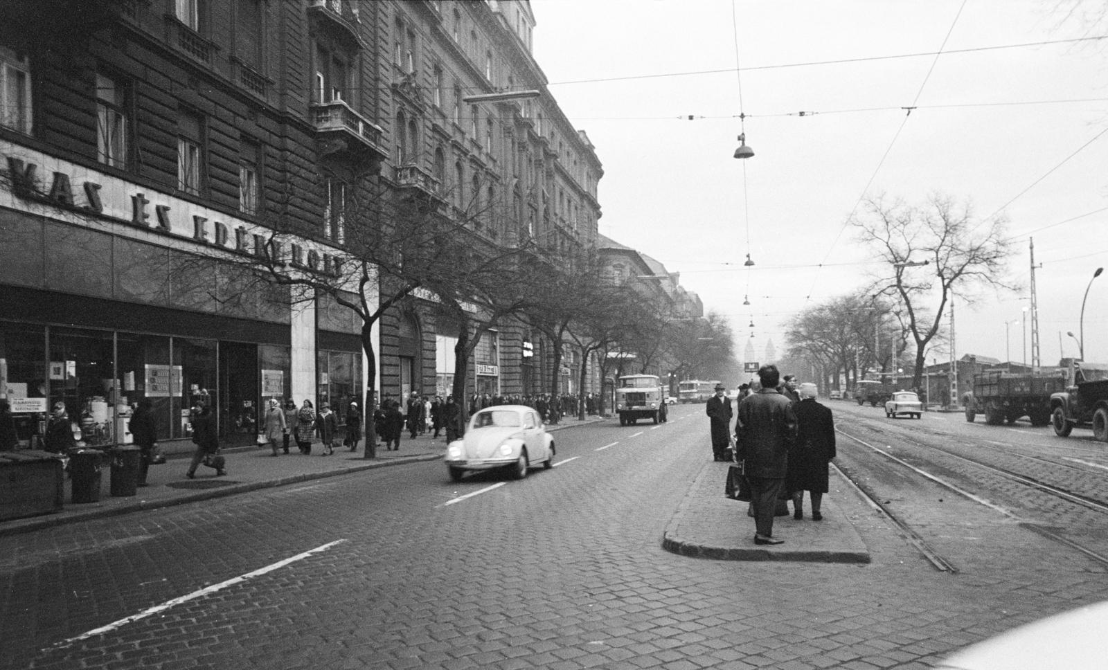 Hungary, Budapest XIII., Váci út, villamos-végállomás a Kádár utcánál, távolban a Szent Margit (Ferdinánd) téren az Árpád-házi Szent Margit-templom sziluettje látható., 1973, Bencseky Mátyás, Budapest, Volkswagen Beetle, Fortepan #289756