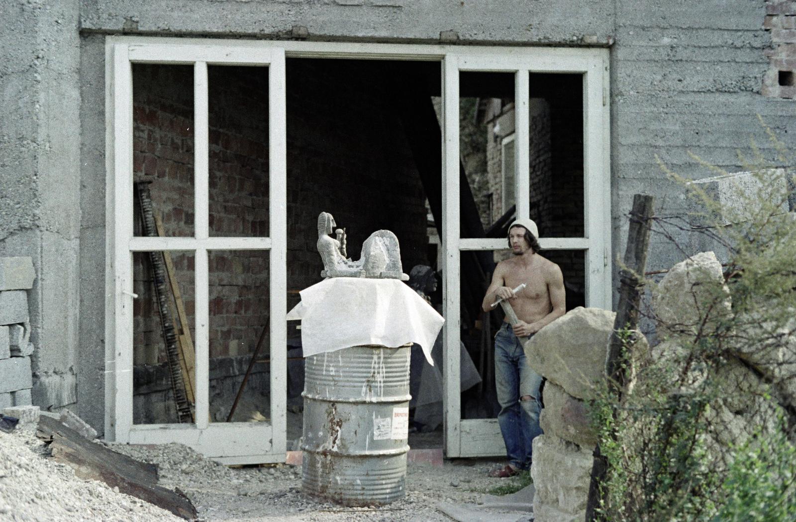 Hungary, Budaörs, Ostor köz 8., a felvétel Halász Arisztid festő- és szobrászművész házának építkezésén készült., 1974, Bencseky Mátyás, Fortepan #289758