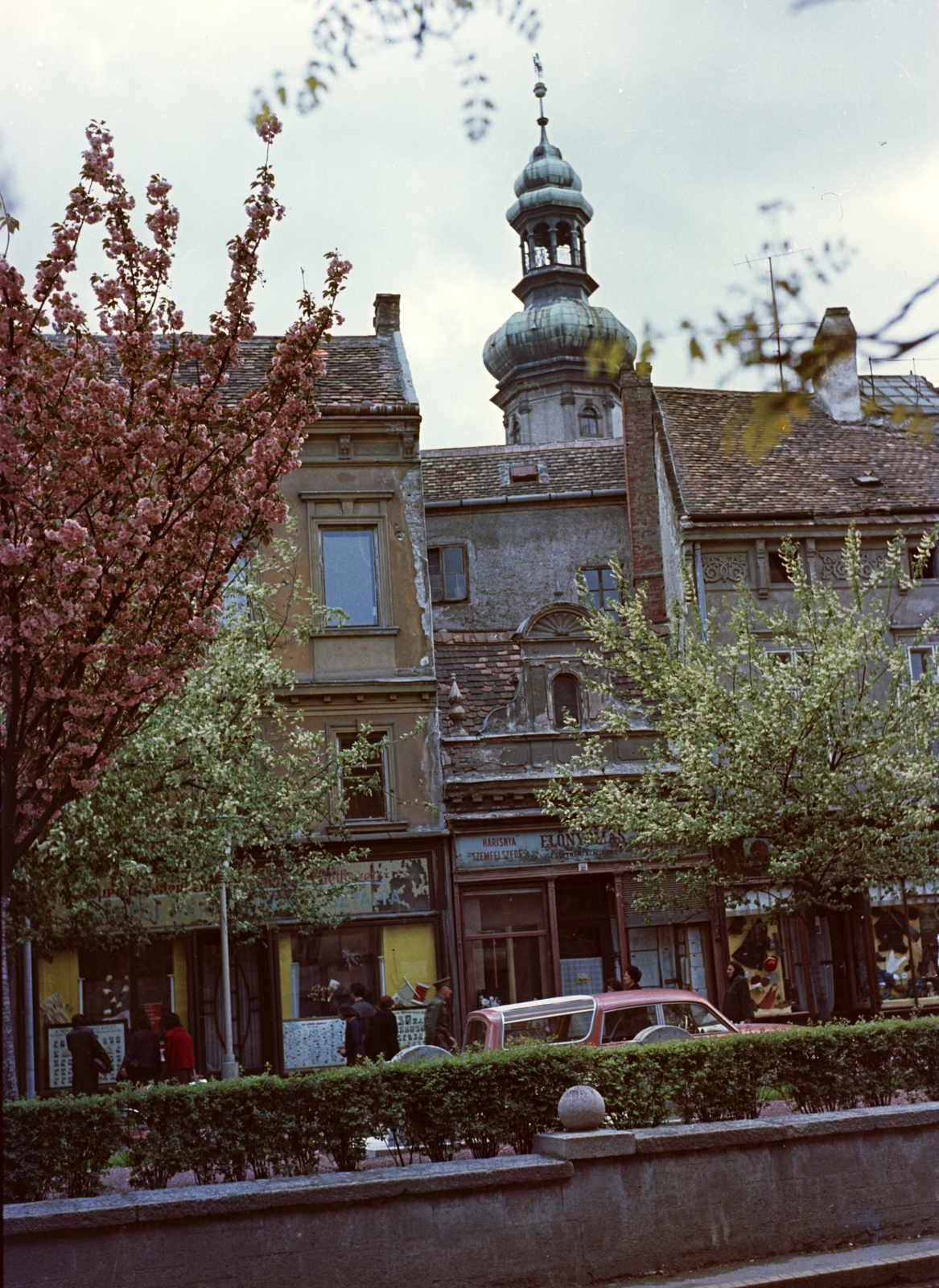 Hungary, Sopron, Kisvárkerület, szemben a Várkerület 28-34 sz. házak, mögöttük a Tűztorony., 1964, Építésügyi Dokumentációs és Információs Központ, VÁTI, colorful, street view, Fortepan #28976