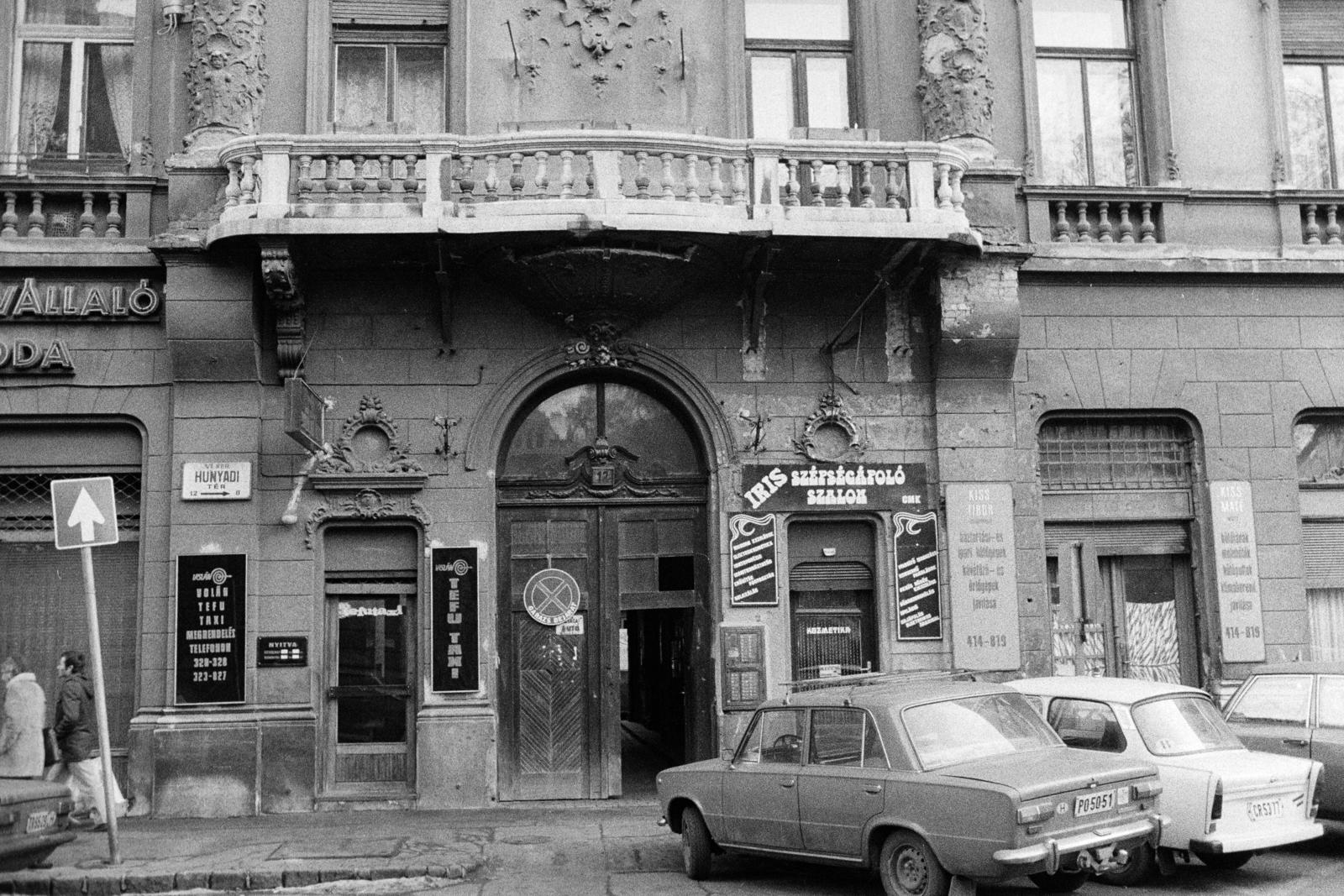 Magyarország, Budapest VI., Hunyadi tér 12. számú ház., 1977, Bencseky Mátyás, Budapest, Trabant 601, rendszám, Lada-márka, TEFU-szervezet, szépségápolás, erkély, Fortepan #289763