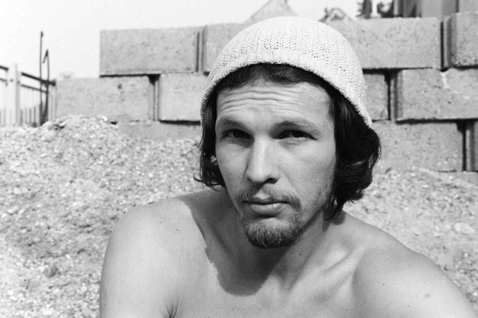 Hungary, Budaörs, Ostor köz 8., Halász Arisztid festő- és szobrászművész, a felvétel a művész házának építkezésén készült., 1974, Bencseky Mátyás, beard, portrait, moustache, cap, Fortepan #289767